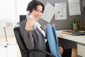 Mit diesen Übungen halten Sie sich auch im Büro fit