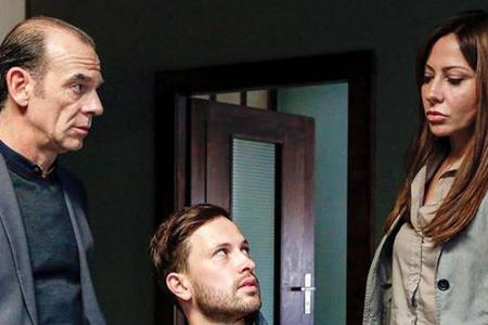 Die Hauptkommissare Andreas Keppler und Eva Saalfeld konfrontieren Mike Sartorius mit delikaten Textnachrichten auf seinem H...