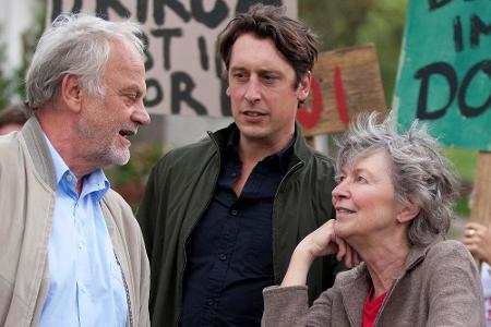 Ober- gegen Unterrieslingen: Elisabeth Rossbauer (Elisabeth Schwarz) und ihr Sohn Peter (Hans Löw, Mitte) demonstrieren mit ...