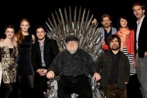 "Game of Thrones"-Schöpfer George R.R. Martin und ein Teil der Darsteller