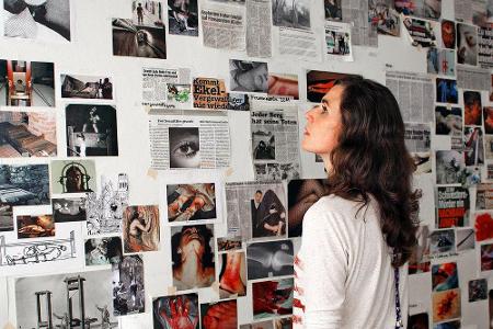 Conny Mey (Nina Kunzendorf) taucht tiefer in den Fall ein, als es ihrem Kollegen lieb ist