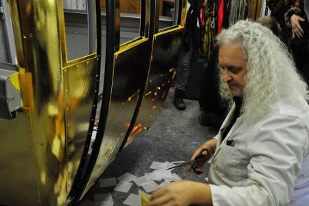 Vergolder Dietmar Feldmann bei der Arbeit an der Gondel