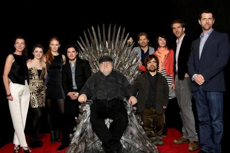 Bald lässt George R. R. Martin (Mitte) wieder einige Figuren aus 