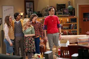 Sheldon (Jim Parsons, Mitte) ist der ungekrönte König der Nerds
