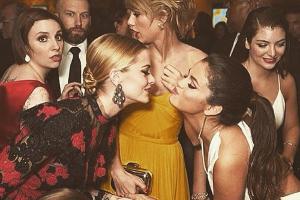 Wohl das glamouröseste Gruppenbild des Abends:(v.li.) Lena Dunham, Taylor Swift, Lorde und im Vordergrund Jaime King und Sel...