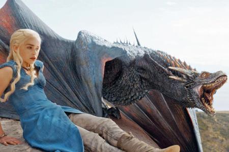 Daenerys (Emilia Clarke) mit einem Drachen
