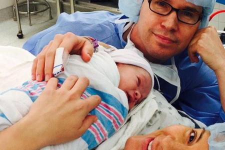 Erschöpft, aber glücklich: Bryan Singer, Michelle Clunie und ihr Sohnemann