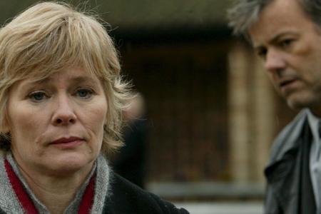 Dr. Laura Hobson (Clare Holman) wird nicht nur mit rätselhaften Mordfällen konfrontiert, sondern auch mit ihrem ehemaligen L...