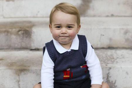 Prinz George bei seinem ersten offiziellen Fotoshooting auf den Stufen des Kensington Palastes