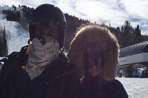 Kim Kardashian und ihre Ehemann Kanye West bei ihrem Ski-Trip