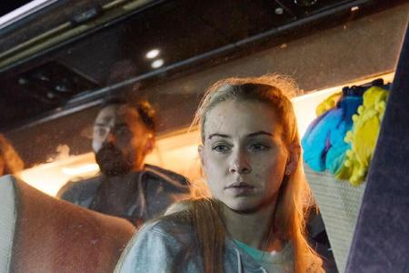 Hier hängt der verunglückte Bus noch gefährlich über einen Abhang und das Warten auf Hilfe zieht sich für Julia (Jenny Bach,...