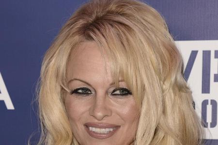 Pamela Anderson ohne ihren berühmten roten Baywatch-Badeanzug, aber wieder mit wallender blonder Mähne