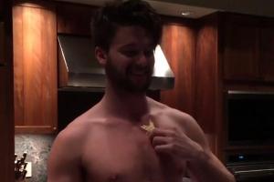 Puhlt sich einen Stern von der Brust: Patrick Schwarzenegger