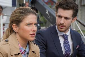 Zoe (Jeanette Biedermann) kann es nicht fassen: Ihre große Liebe Gordon (Sam Blythe) hat eine Affäre mit einer anderen Frau.