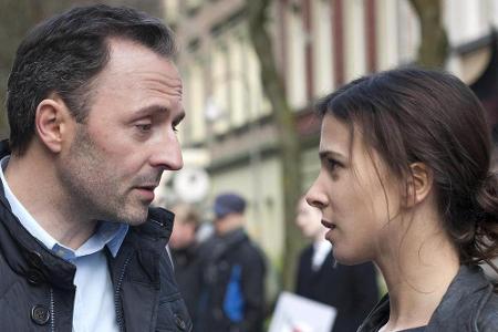 Die Kommissare Krüger und Dalay wissen nicht, was sie von Tanja Fischer und ihren Beschuldigungen halten sollen.