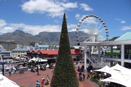Riesenrad an Kapstadts Waterfronnt mit Blick auf den Tafelberg