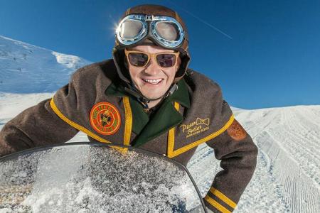 Schneller Service auf dem Schneemobil durch den Pistenbutler