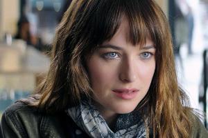 Diesen Blick gibt es erst am 13. Februar auf der Leinwand: Dakota Johnson in "Fifty Shades of Grey"