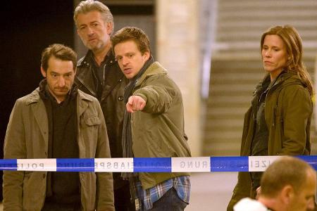 Die Hauptkommissare Till Ritter (Dominic Raacke) und Felix Stark (Boris Aljinovic) treffen am Tatort ein