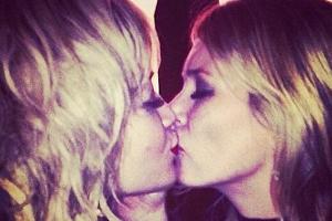 Auf Instagram vergibt Rita Ora (l.) ein Küsschen an ihre Mutter Kate