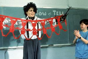 Der schüchterne Edward wird trotz seiner Scherenhände von den Kindern gemocht