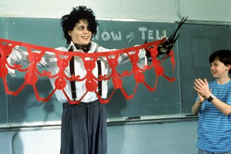 Der schüchterne Edward wird trotz seiner Scherenhände von den Kindern gemocht