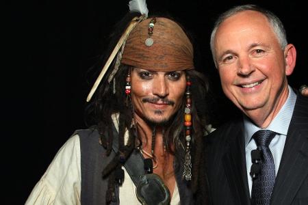 Johnny Depp als Captain Jack Sparrow und Dick Cook (Disney) bei einem Auftritt 2008 in den Walt Disney Studios