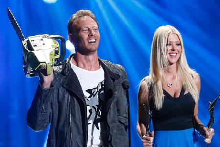 Die Kettensäge ist immer dabei: 