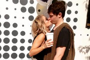 Emma Roberts und Evan Peters scheinen sehr glücklich zu sein