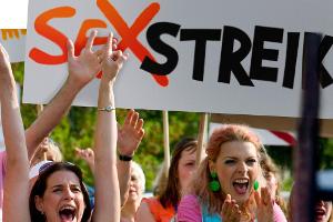 Um die Verbrennung von Problemmüll in ihrem schönen Ort zu verhindern, greifen die Frauen von Schönstett (v.l.n.r.: Petra Kl...