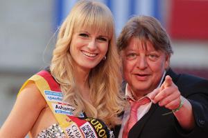 Walter Freiwald (hier mit der damals amtierenden "Miss Germany" Anne Kathrin Kosch) ist bereits für den Dschungel