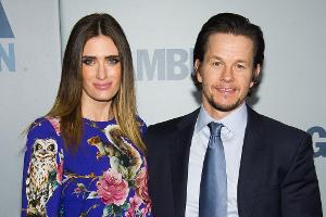 Rhea (l.) springt für ihren Göttergatten Mark Wahlberg (r.) in die Bresche