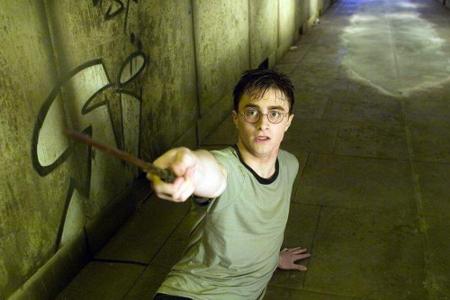 Voldemort ist auferstanden und Harry schwebt in größter Gefahr.