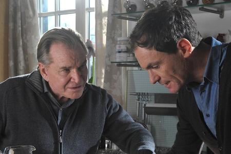 Der Hauptverdächtige Josef Stürzelmeyer (Anian Zollner, re.) sucht Hilfe bei seinem ehemaligen Psychiater Dr. Winter (Fritz ...