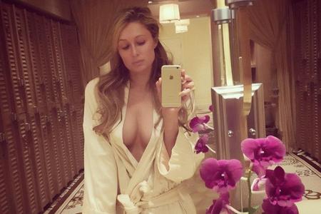 Paris Hilton mit überraschend prallem Dekolleté