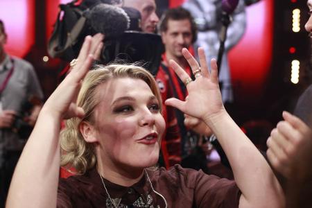 Charley Ann Schmutzler kann ihren Triumph nicht fassen