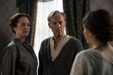 Caroline (Natalia Wörner, l.) und Georg von Striesow (Heiner Lauterbach) mit Tochter Anna (Henriette Confurius, r.)