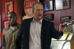 Der übermüdete Polizist Jack Mosley (Bruce Willis, r.) soll den Kriminellen Eddi Bunker (Mos Def, l.) vom Gefängnis zum Geri...