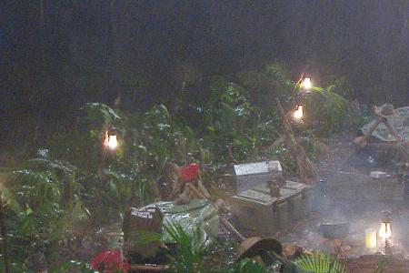 Nach einem sonnigen Tag zieht ein starkes Gewitter mit Sturmböen, Blitz und Donner über dem Dschungelcamp auf