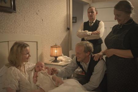 Resi (Maria Dragus, li.) hält die kleine Christa im Arm; Heinrich (Florian Brückner, Mitte), Kathi (Johanna Bittenbinder, r)...