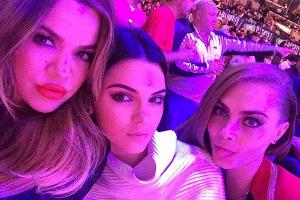 Khloe Kardashian, ihre Schwester Kendall Jenner und das neue Familienmitglied Cara Delevingne