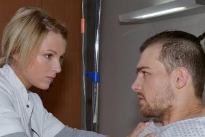 Lilly kümmert sich nach seinem Zusammenbruch um Chris