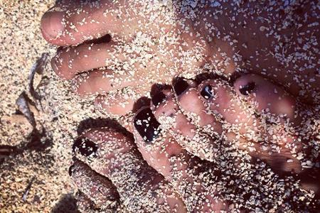 Mit den Füßen im Sand wünscht Heidi Klum ihren Fans über Instagram 