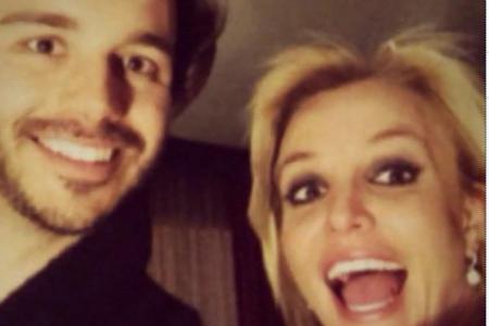 Britney Spears und ihr Freund Charlie Ebersol stoßen mit heißer Schokolade auf das neue Jahr an