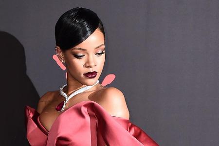 Rihanna trällert mit prominenter Unterstützung