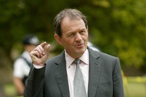 Inspektor Robert Lewis (Kevin Whately)