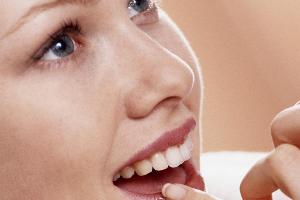 Sanftes Hausmittel: Honig hilft bei spröden Lippen