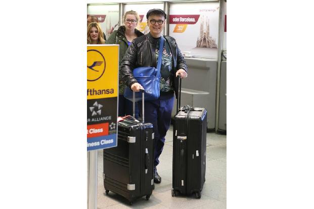 Jetzt wird's ernst! Am Sonntag Abend sind die Promis in den Dschungel gestartet. Dort müssen sich Rolf Scheider und seine el...