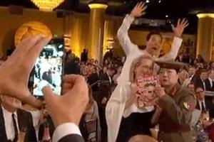 Benedict Cumberbatch weiß, wie man photobombt