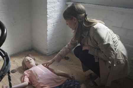 Bei einem Attentat mit einer Briefbombe stirbt ein kleiner Junge. Eigentlich war die Bombe für Nico Lohmann gedacht.